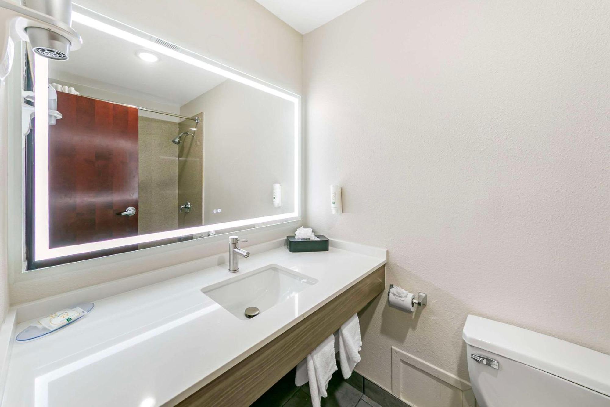 Quality Inn & Suites Сакраменто Екстериор снимка