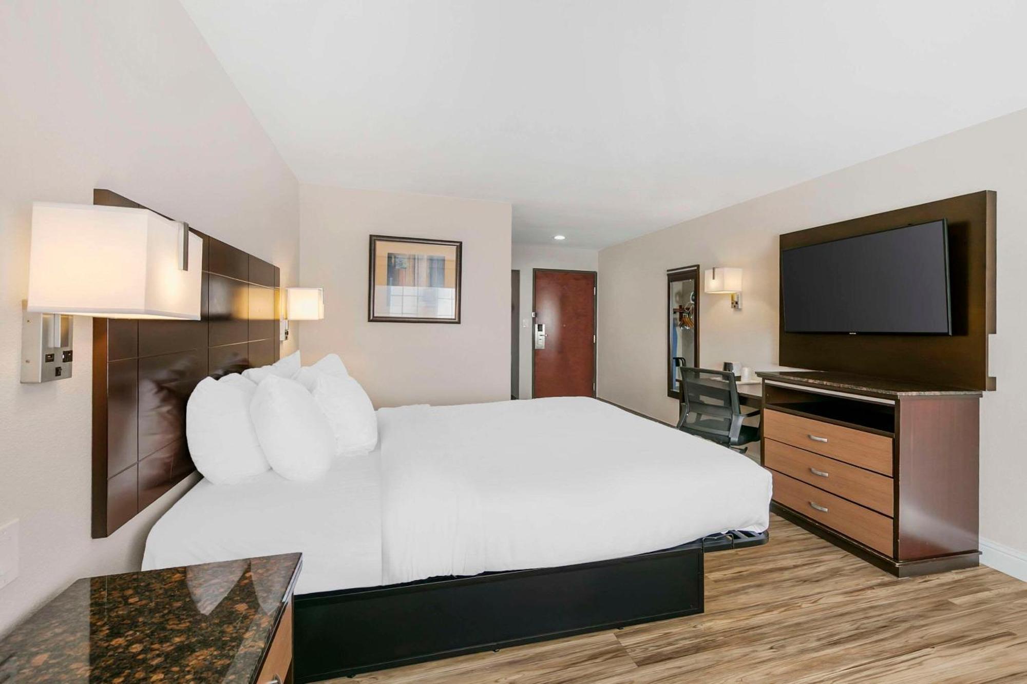Quality Inn & Suites Сакраменто Екстериор снимка